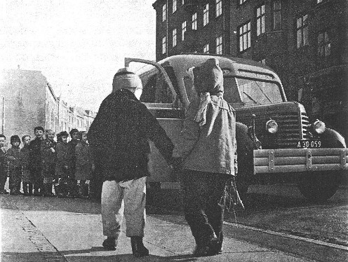 To børn holder i hånd